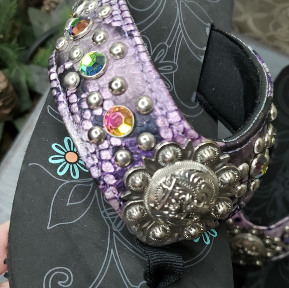 P & G Collection Jeweled Flip-flops w/man kneeling at the cross medallion size 8 - Picture 5 of 13